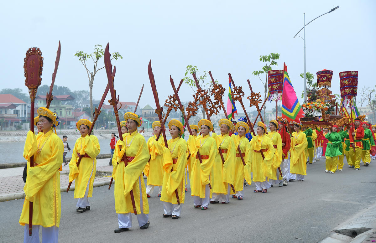 Lễ hội làng Chử Xá gắn với tục thờ Chử Đồng Tử - biểu tượng của lòng hiếu nghĩa, thuần hậu, tinh thần cứu nhân độ thế, chinh phục lòng người vì một xã hội nhân ái, ấm no, hạnh phúc. 