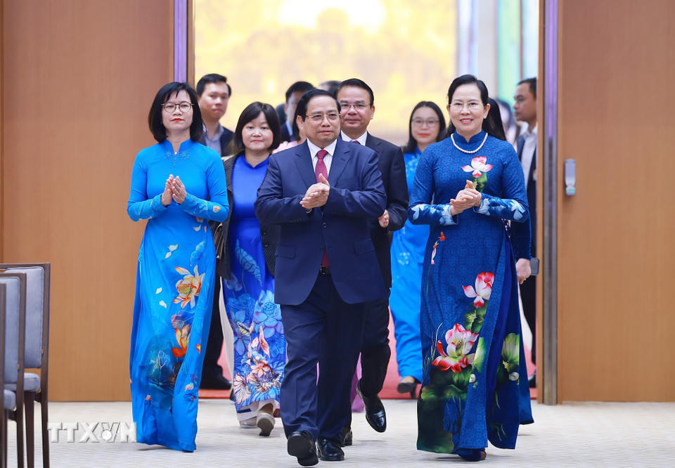 Thủ tướng Phạm Minh Chính gặp mặt đại diện nữ lãnh đạo, quản lý và trao Giải thưởng Kovalevskaia năm 2025. (Ảnh: Dương Giang/TTXVN).