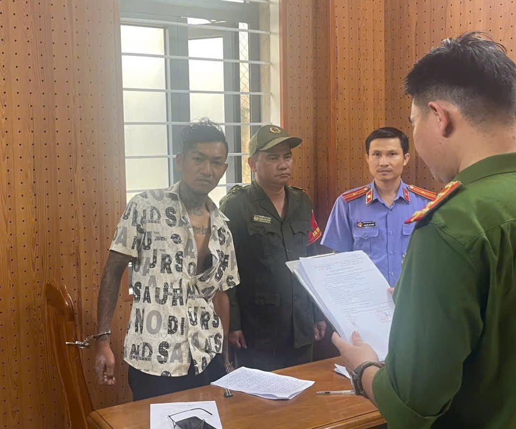 Lực lượng Công an TP Đà Nẵng đọc quyết định bắt Lương Quốc Thuận. Ảnh: CA Đà Nẵng.