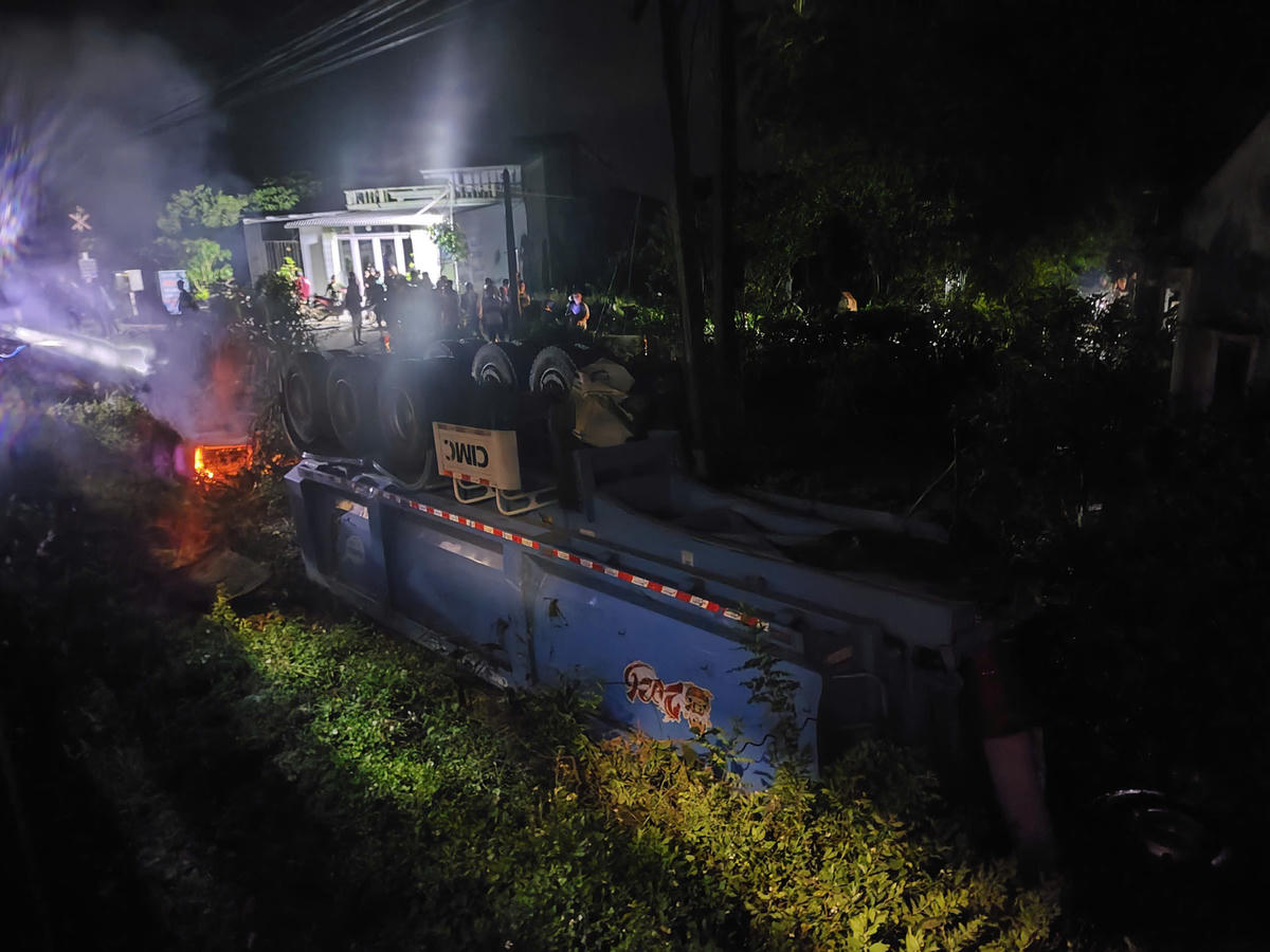 Chiếc xe tải bị lật hư hỏng nặng. Ảnh: CV.