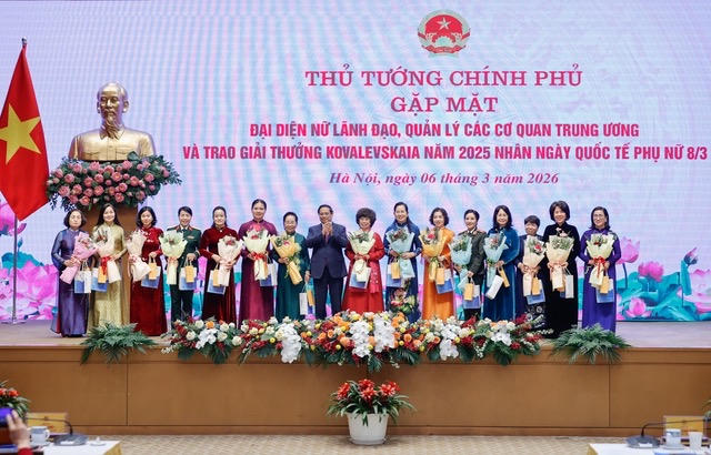 Thủ tướng và các nữ lãnh đạo quản lý các cơ quan Trung ương - Ảnh: Nhật Bắc
