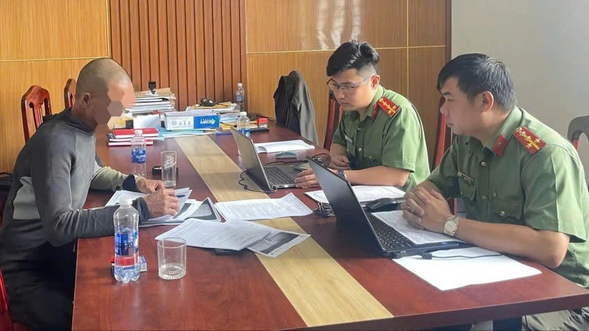 Ông N.L làm việc với công an và thừa nhận hành vi vi phạm của mình. Ảnh: CA