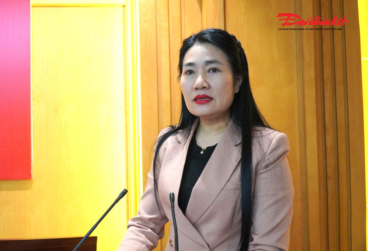 Phó Chủ tịch HĐND tỉnh Hà Tĩnh Nguyễn Thị Việt Hà báo cáo kết quả chuẩn bị bầu cử. Ảnh: Hạnh Nguyên.