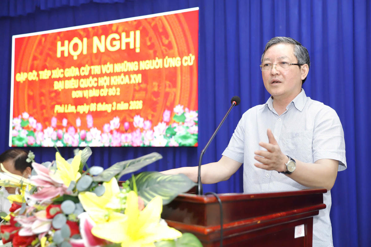 Ông Lương Quốc Đoàn trao đổi với cử tri&nbsp;xã Phú Lâm và xã Chợ Vàm. (ảnh: H.C)