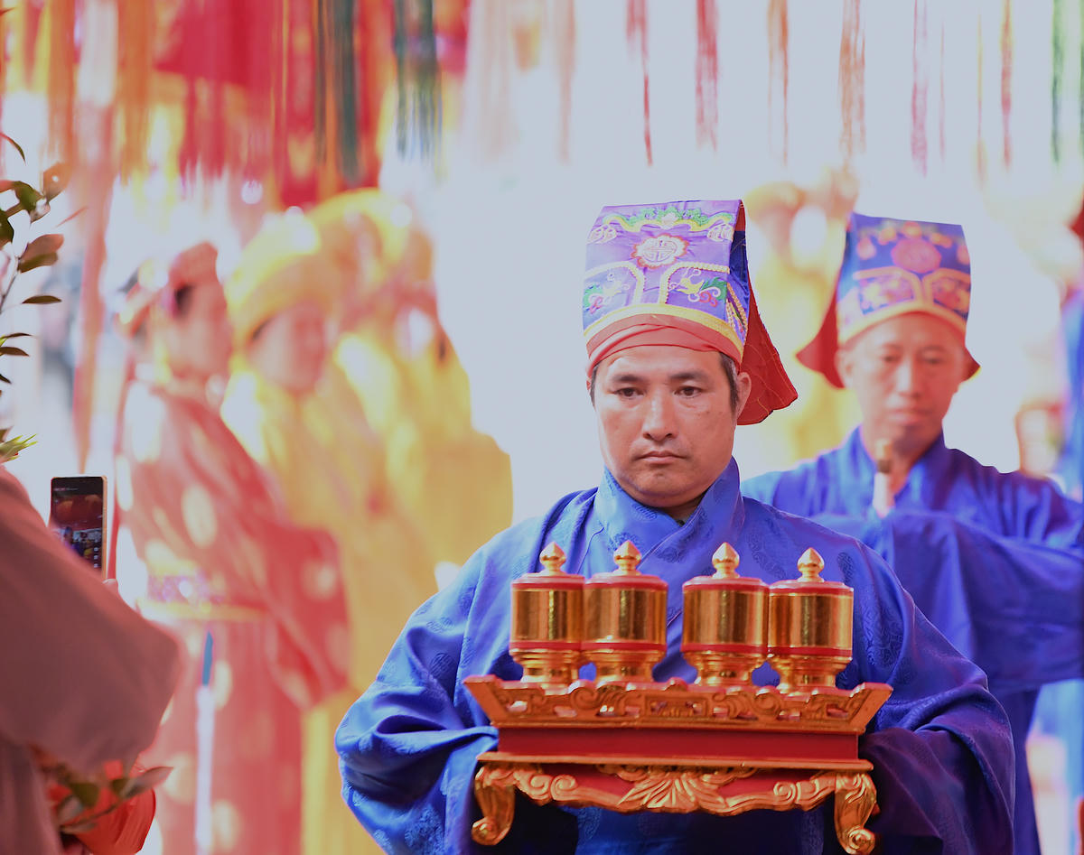 Nhiều nghi thức độc đáo của lễ hội đã diễn ra như như: dâng hương, tế Tổ, rước văn từ đình làng về lăng thờ thân phụ, thân mẫu Chử Đồng Tử…

