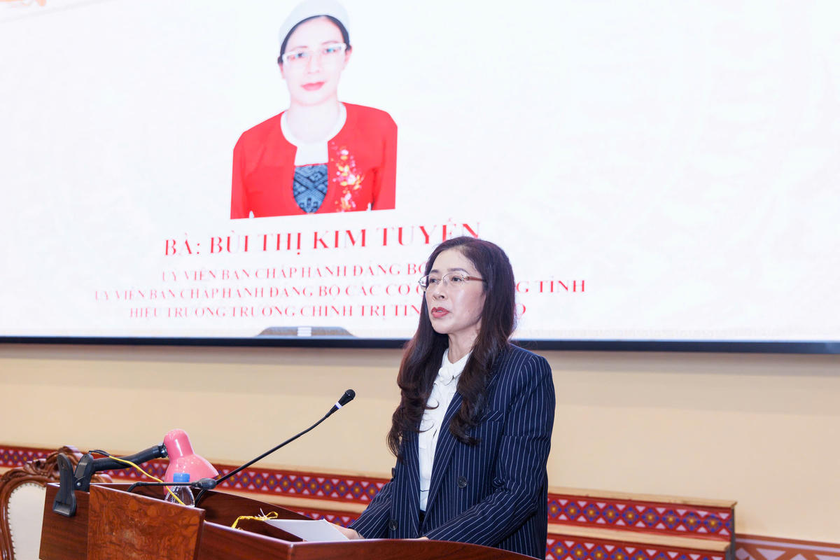 Bà Bùi Thị Kim Tuyến, Ủy viên Ban Chấp hành Đảng bộ tỉnh, Hiệu trưởng trường Chính trị tỉnh Phú Thọ trình bày chương trình hành động.