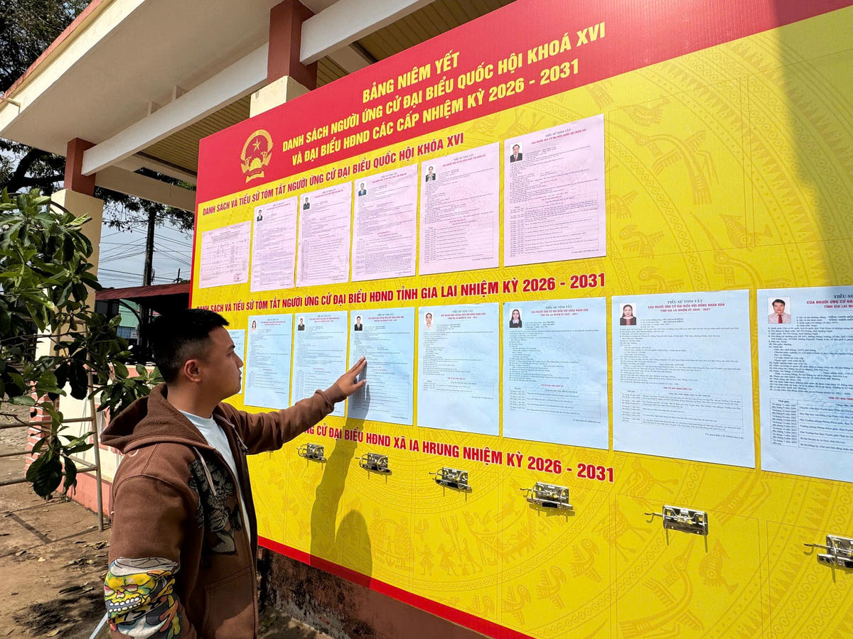 Cử tri Ksor Anguyên đang xem danh niêm yết các ứng cử viên ĐBQH khóa XVI. Ảnh: Đình Sang.

