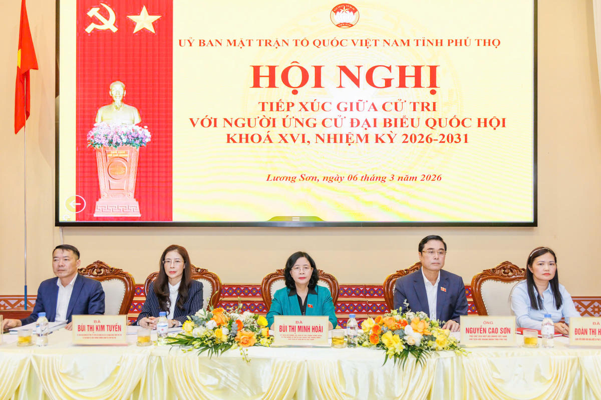 Chủ tịch Bùi Thị Minh Hoài cùng các ứng viên chủ trì Hội nghị.