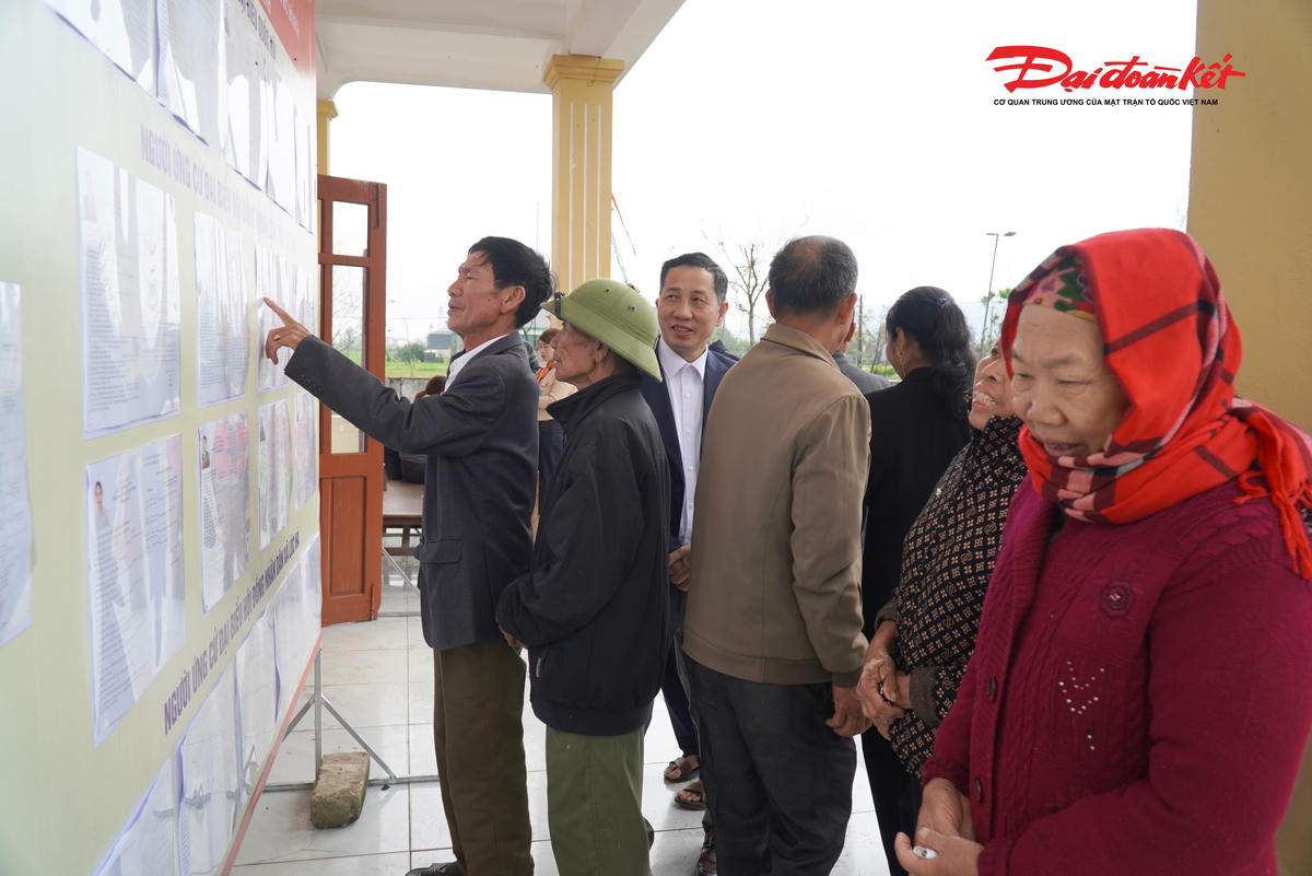 Cử tri hứng khởi tham gia tiếp xúc cử tri. Ảnh: Hạnh Nguyên.