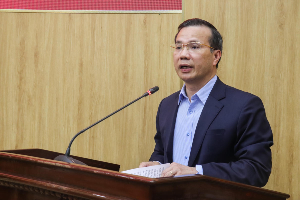 Phó Giám đốc Sở Nội vụ Nguyễn Xuân Tuyển thông tin tại buổi họp báo. Ảnh: Đình Minh