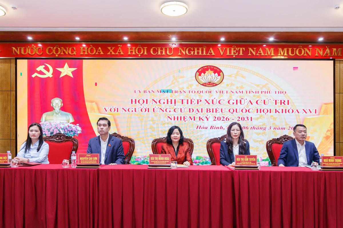 Chủ tịch Bùi Thị Minh Hoài cùng các ứng viên chủ trì Hội nghị. 