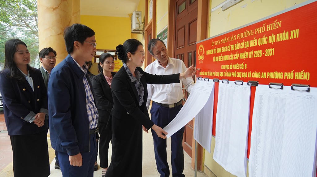 Lãnh đạo Ủy ban MTTQ phường Phố Hiến, tỉnh Hưng Yên kiểm tra công tác chuẩn bị bầu cử trên địa bàn. Ảnh: Nguyễn Thắm.