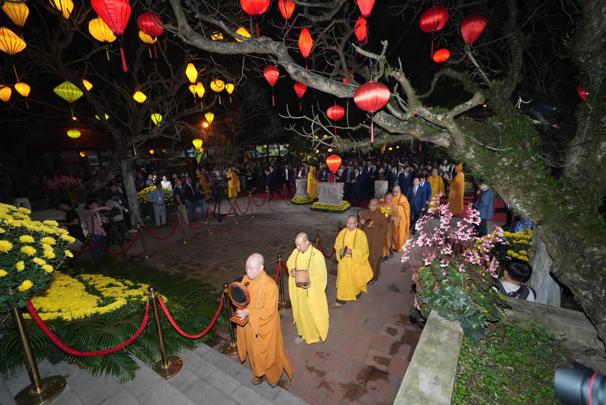 Nghi thức dâng hương tưởng niệm Đệ Tam Tổ Trúc Lâm Huyền Quang Tôn giả tại chùa Côn Sơn. Ảnh: VD.