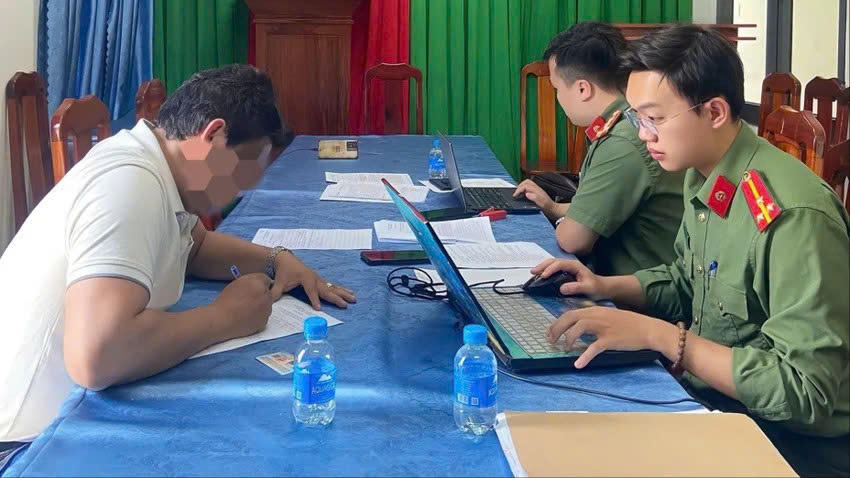 Ông NĐT bị công an triệu tập làm việc vì đăng tin sai sự thật về bầu cử ở Lâm Đồng. Ảnh CA 

