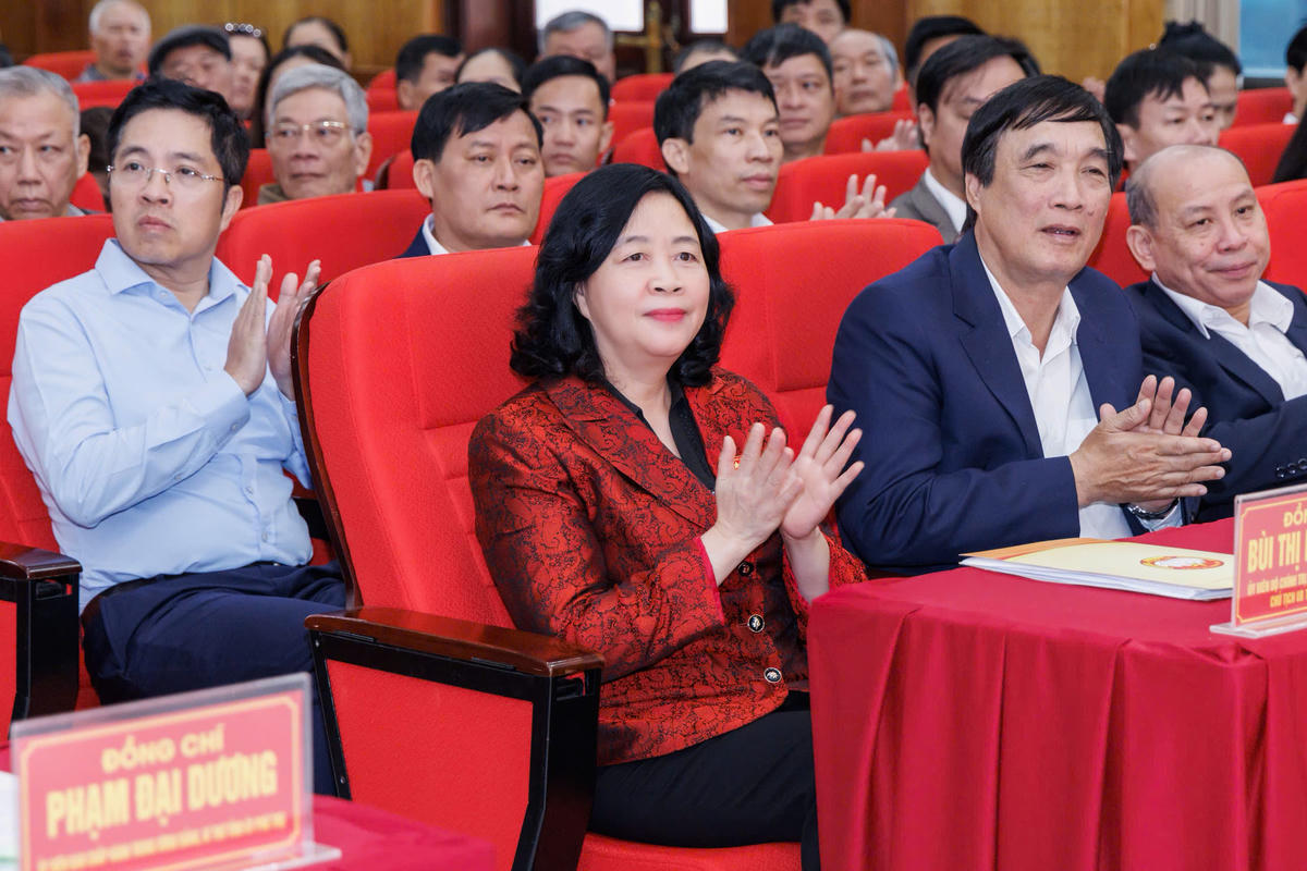 Chủ tịch Bùi Thị Minh Hoài cùng các đại biểu tham dự Hội nghị tại&nbsp;phường Hòa Bình.