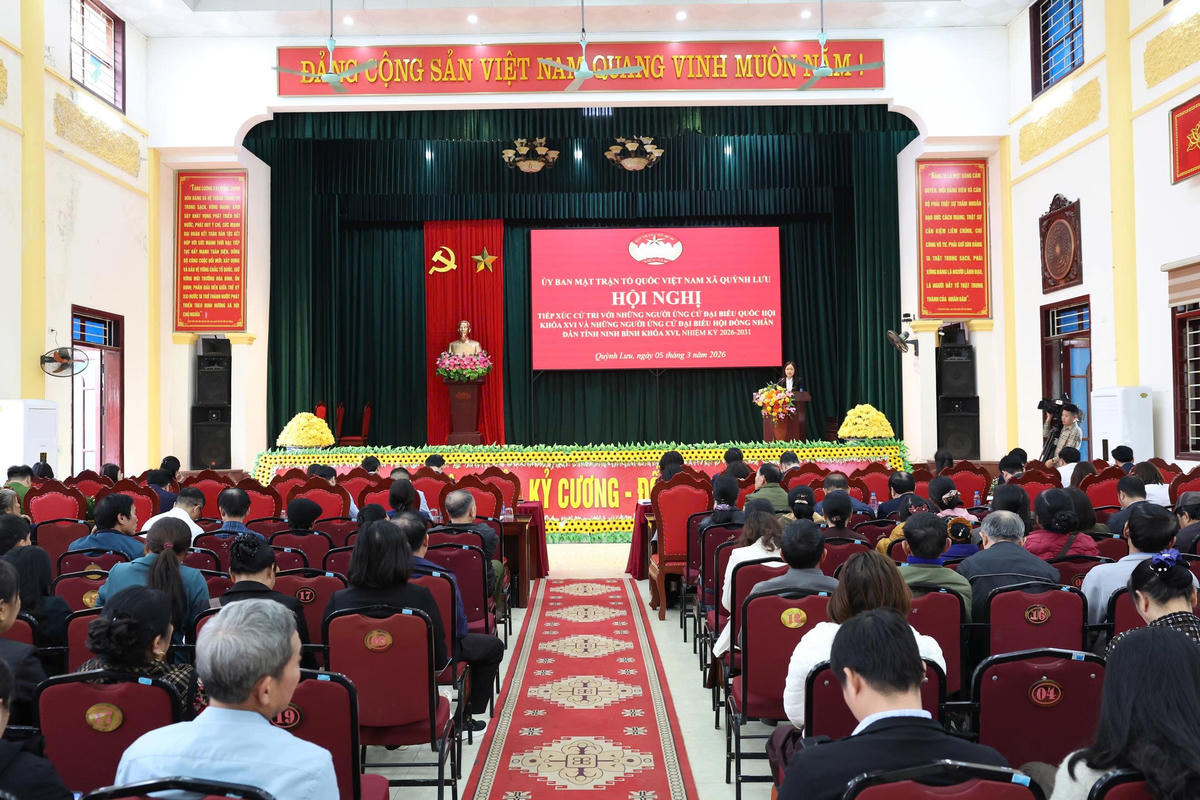 Cử tri xã Quỳnh Lưu đánh giá cao chương trình hành động của ông Mạnh. Ảnh: Minh Quang