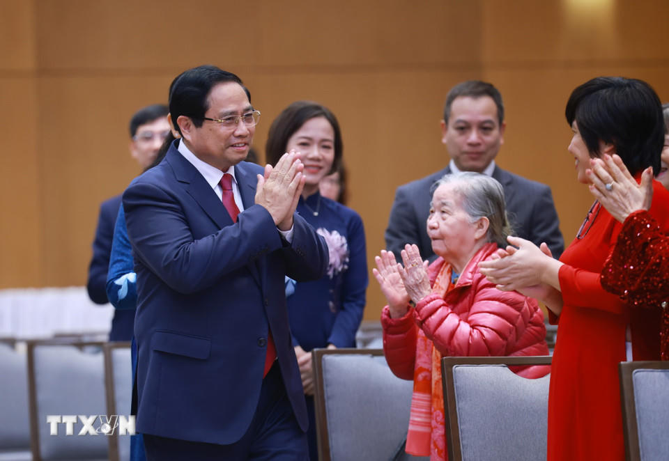 Thủ tướng Phạm Minh Chính gặp mặt đại diện nữ lãnh đạo, quản lý và trao Giải thưởng Kovalevskaia năm 2025. (Ảnh: Dương Giang/TTXVN).