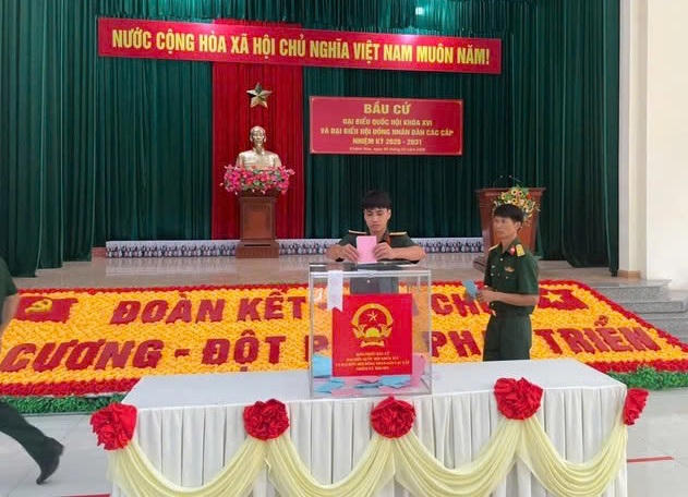 Các chiến sỹ Lữ đoàn đặc công nước 5, tham gia bầu cử đại biểu Quốc hội khóa XVI và đại biểu HĐND các cấp nhiệm kỳ 2026-2031. Ảnh CT. 