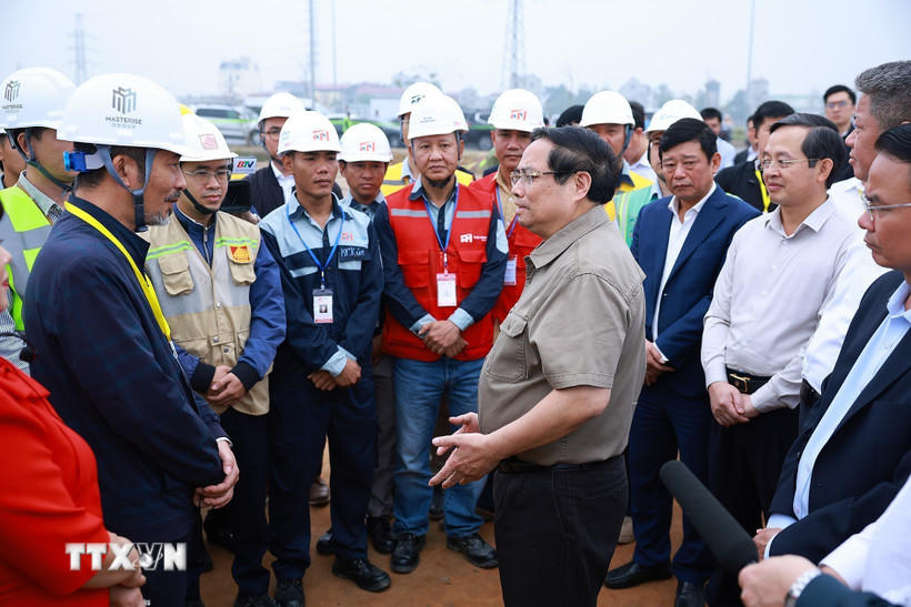Thủ tướng Phạm Minh Chính giao nhiệm vụ cho các đơn vị thi công khu tái định cư Dự án Cảng hàng không quốc tế Gia Bình. (Ảnh: Dương Giang/TTXVN).