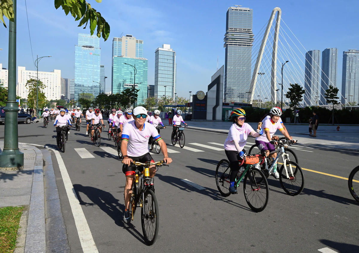 Các đại biểu và vận động viên tham gia chương trình "Đạp xe hữu nghị". Ảnh: Hồng Phúc.