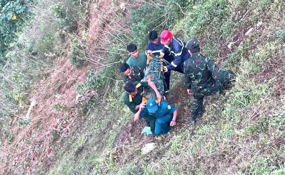 Lực lượng chức năng đang đưa thi thể nạn nhân lên bờ. Ảnh: CV.