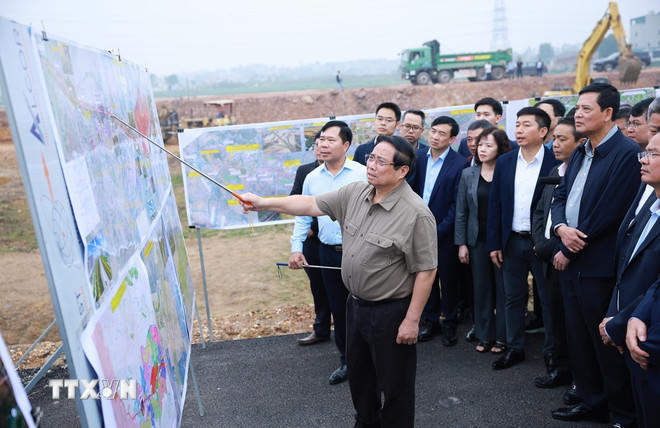 Thủ tướng Phạm Minh Chính kiểm tra dự án Đầu tư xây dựng đường Vành đai 4 Vùng Thủ đô Hà Nội (đoạn qua địa phận tỉnh Bắc Ninh). (Ảnh: Dương Giang/TTXVN).