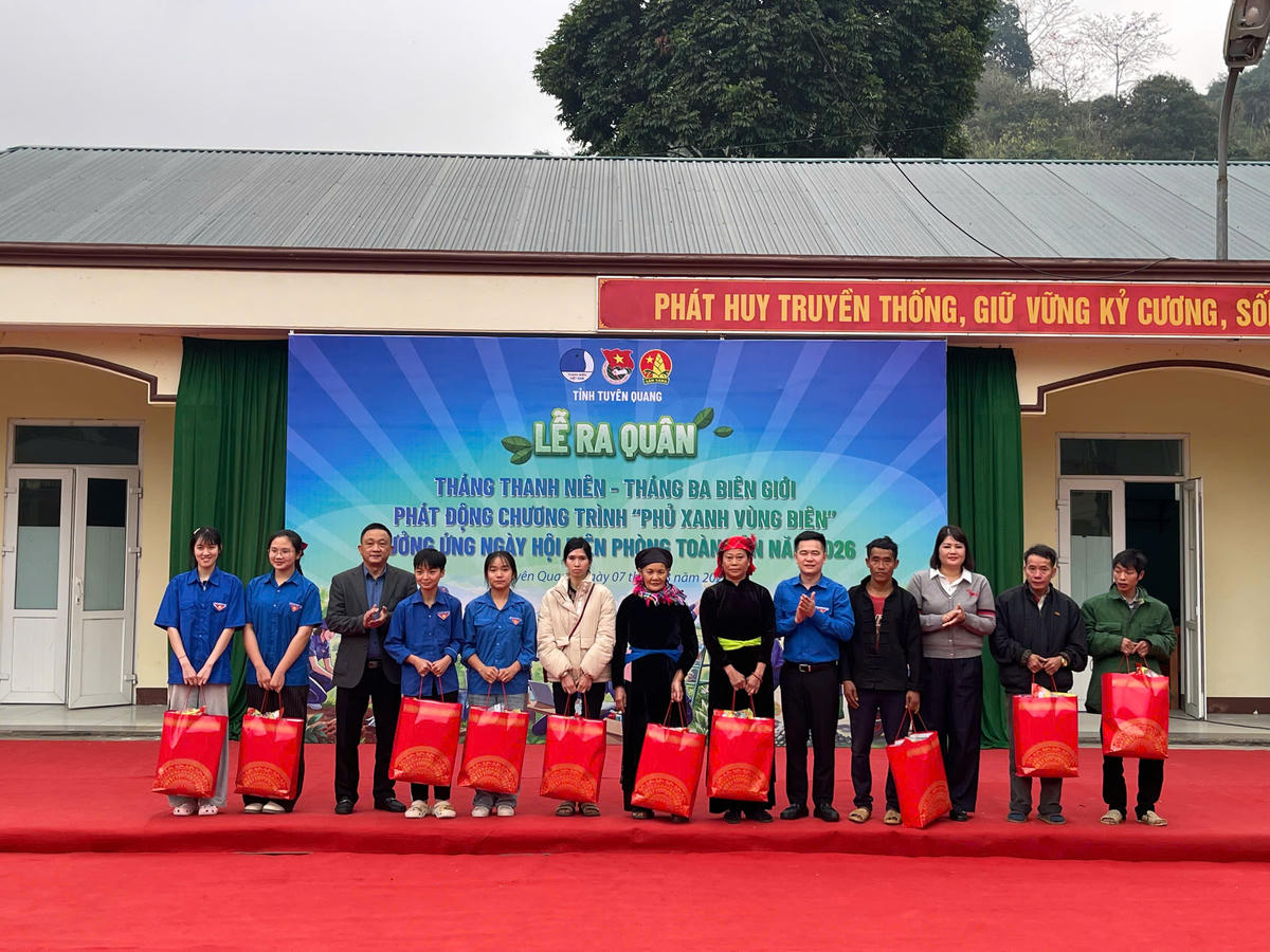 Tặng quà cho người dân, học sinh có hoàn cảnh khó khăn tại xã Thanh Thủy.