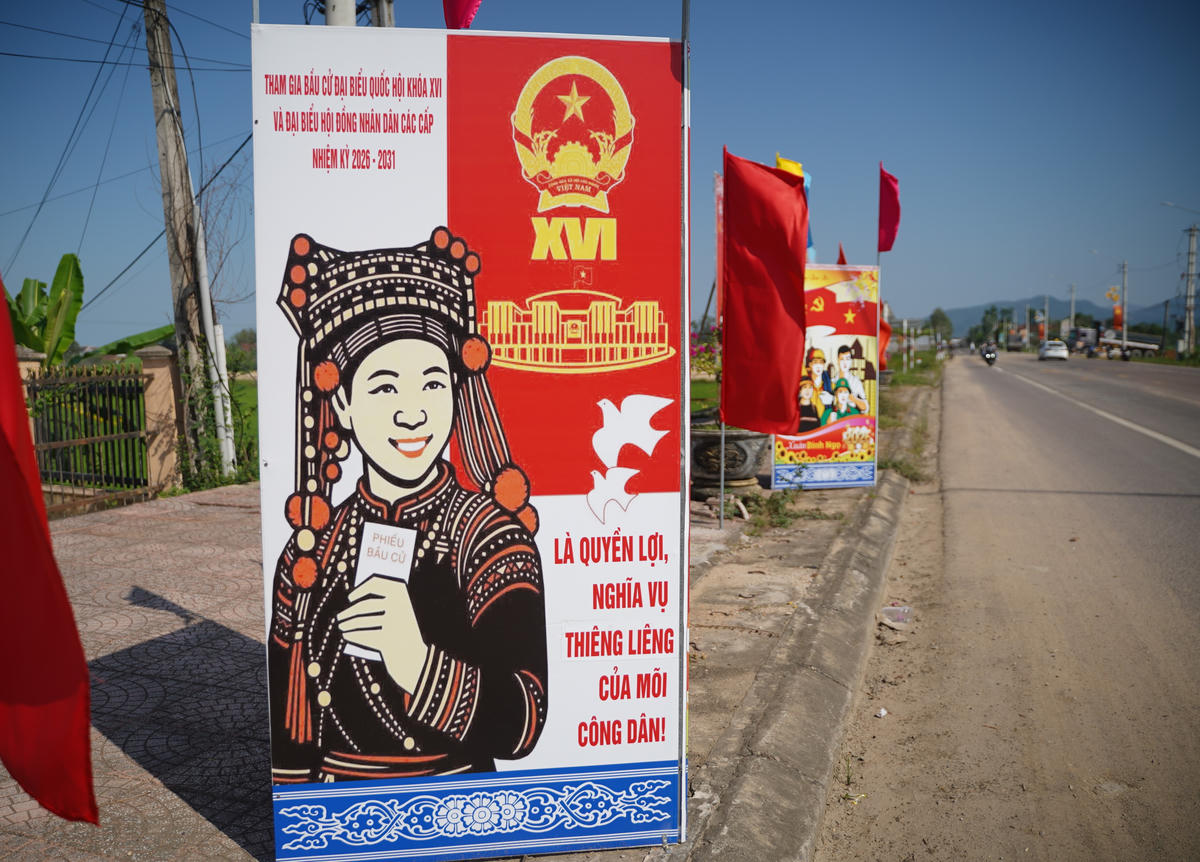 Khẩu hiệu chào mừng ngày bầu cử đại biểu Quốc hội và HĐND các cấp được treo nổi bật. Ảnh: Đình Sang.