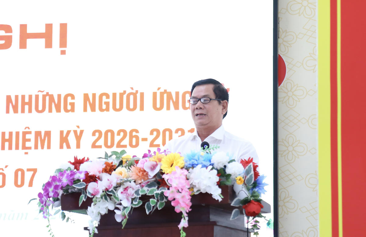 Ứng cử viên Nguyễn Mạnh Hùng trao đổi với cử tri. (ảnh: Thanh Tiến)