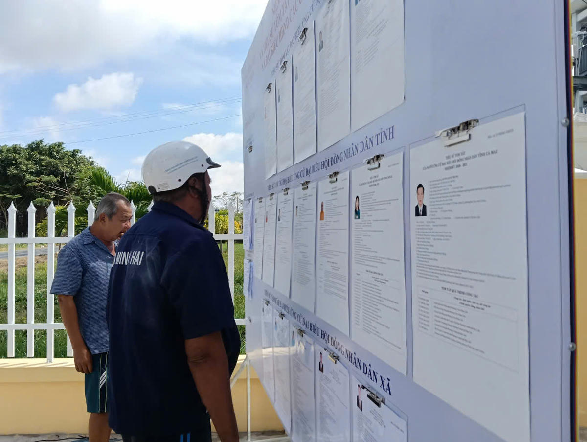 Cử tri tìm hiểu thông tin các ứng viên đại biểu Quốc Hội cũng như HĐND các cấp nhiệm kỳ 2026 - 2031 tại nhà văn hóa ấp Nước Mặn, xã Hưng Hội. Ảnh: Nguyên Du