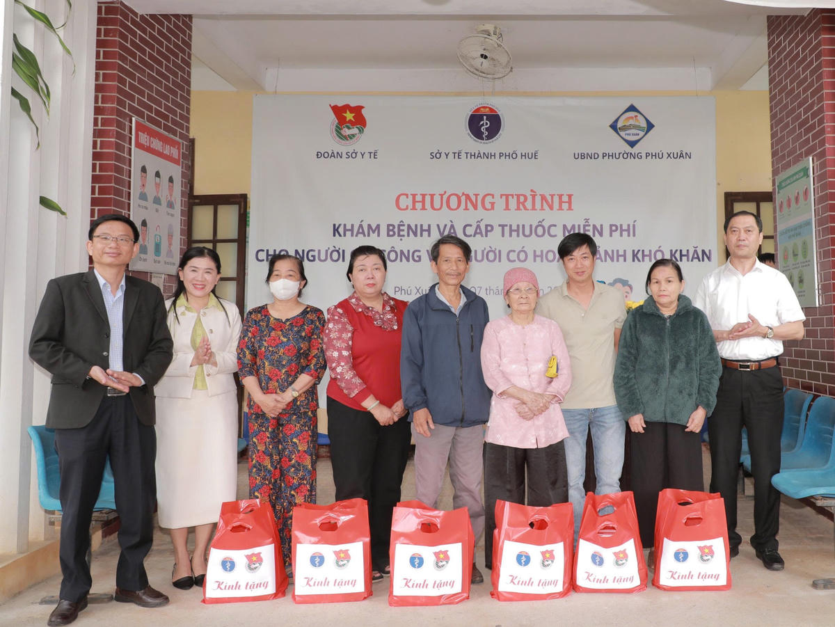 Dịp này, Ban tổ chức trao tặng nhiều phần quà các gia đình chính sách, hộ khó khăn trên địa bàn phường Phú Xuân. Ảnh: H.D.