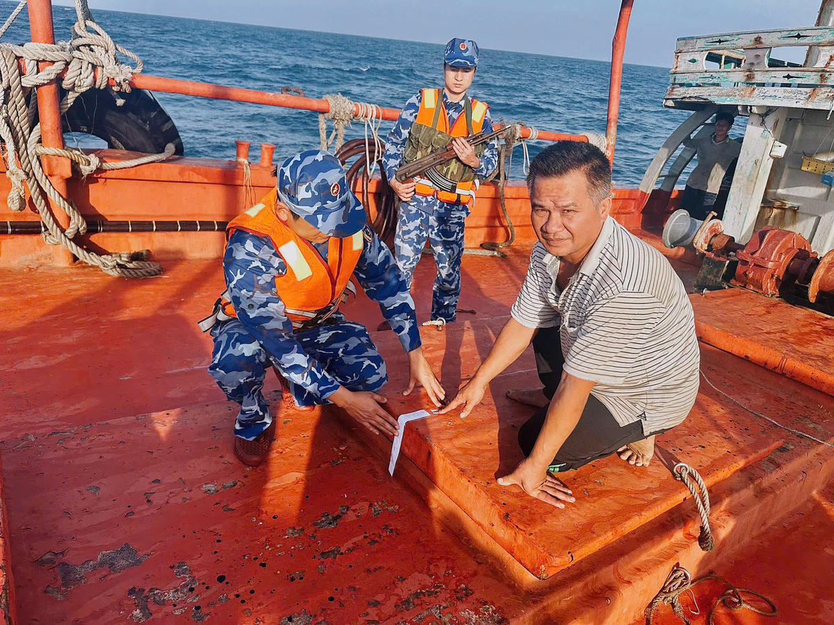 Cảnh sát biển kiểm tra tàu cá BV-98768-TS. Ảnh: Thanh Nghị