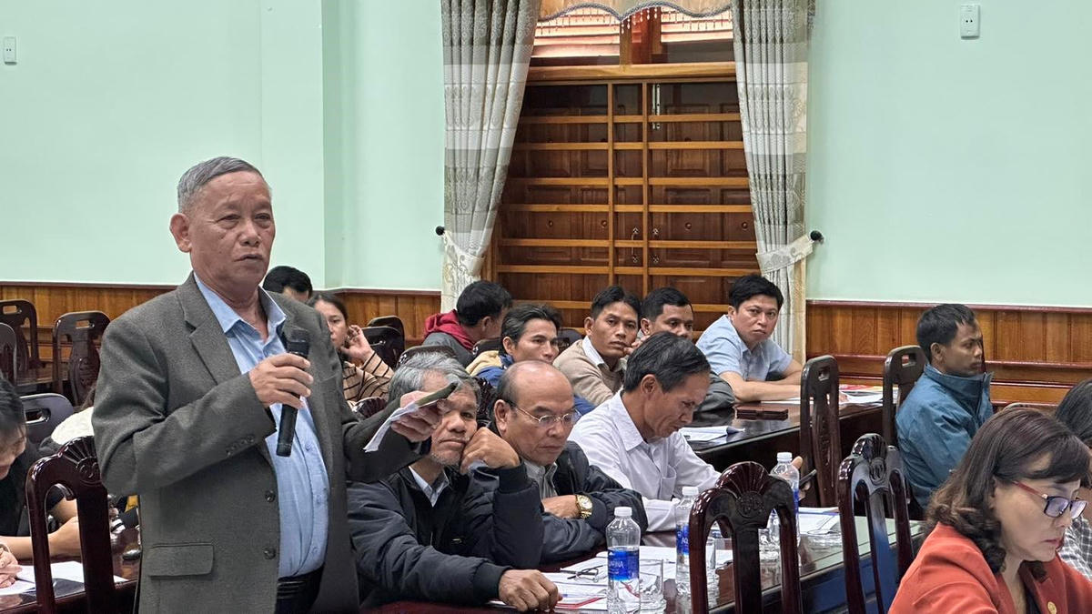 Cử tri xã Nam Trà My kiến nghị. Ảnh: Nguyễn Tín.