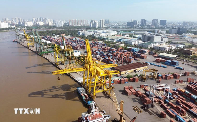 Hoạt động bốc xếp container tại Cảng Tân Thuận-Công ty Cổ phần Cảng Sài Gòn. (Ảnh: Quốc Khánh/TTXVN).