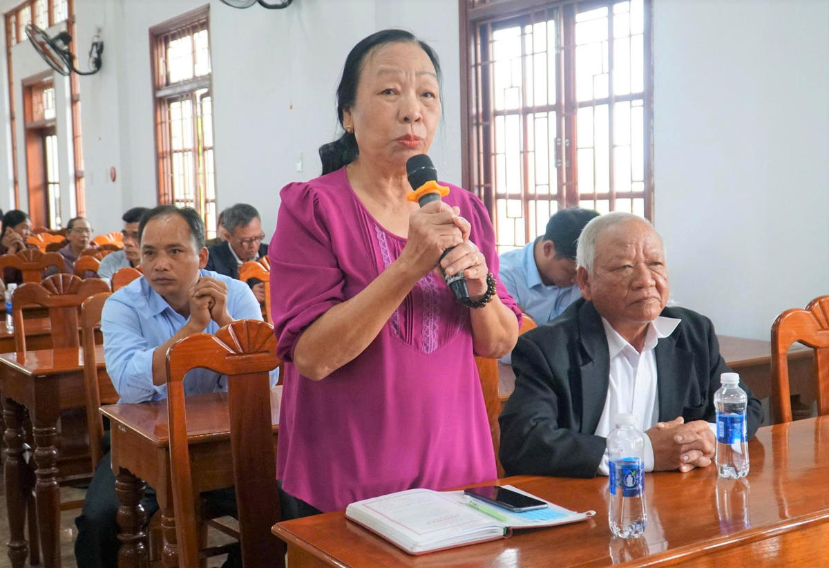 Cử tri Lê Thị Tùng trình bày ý kiến. Ảnh: Tấn Thành.