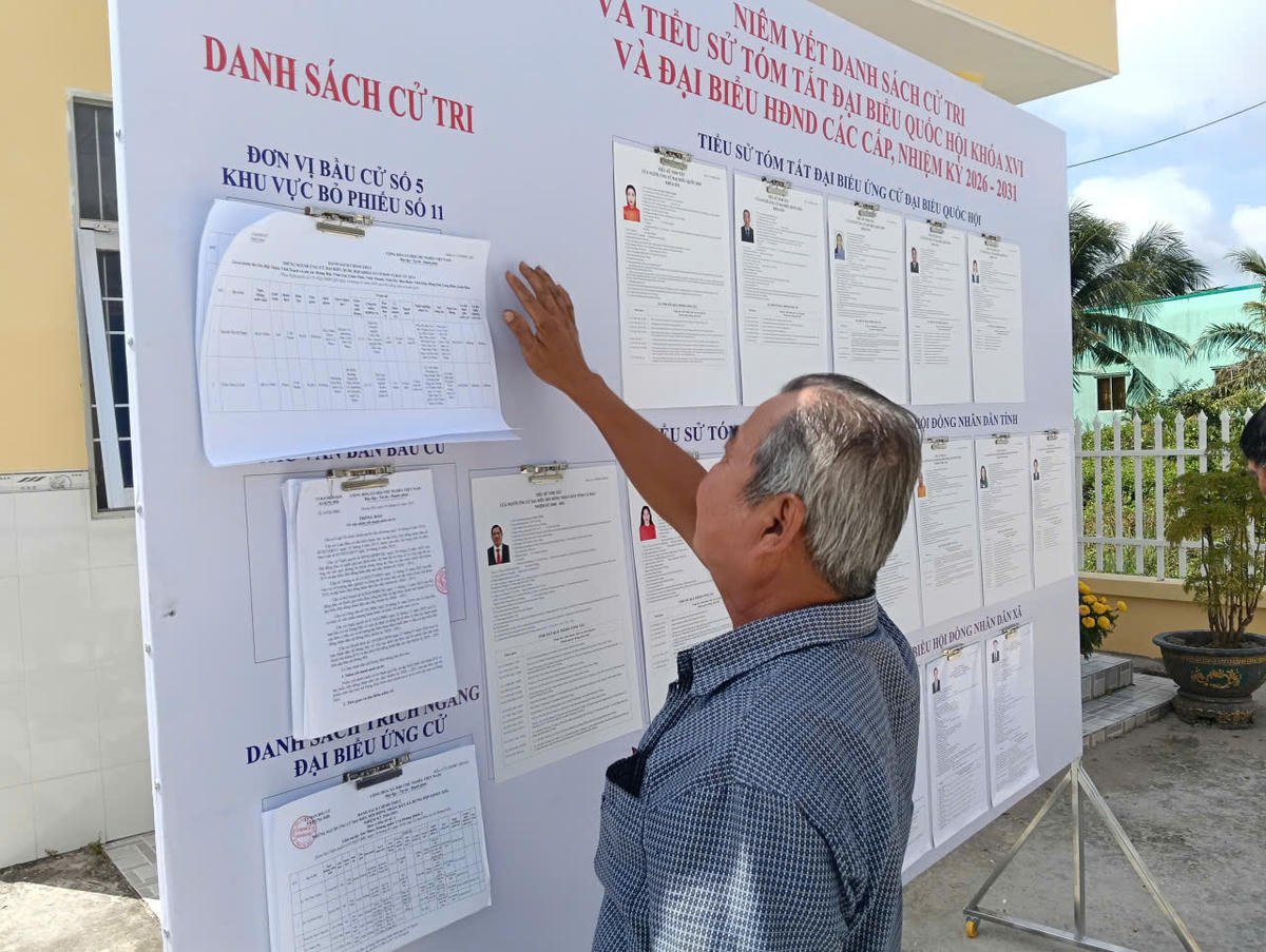 Người dân kiểm tra thông tin điểm niêm yết danh sách đại biểu ứng cử đặt tại UBND xã Hưng Hội. Ảnh: Nguyên Du