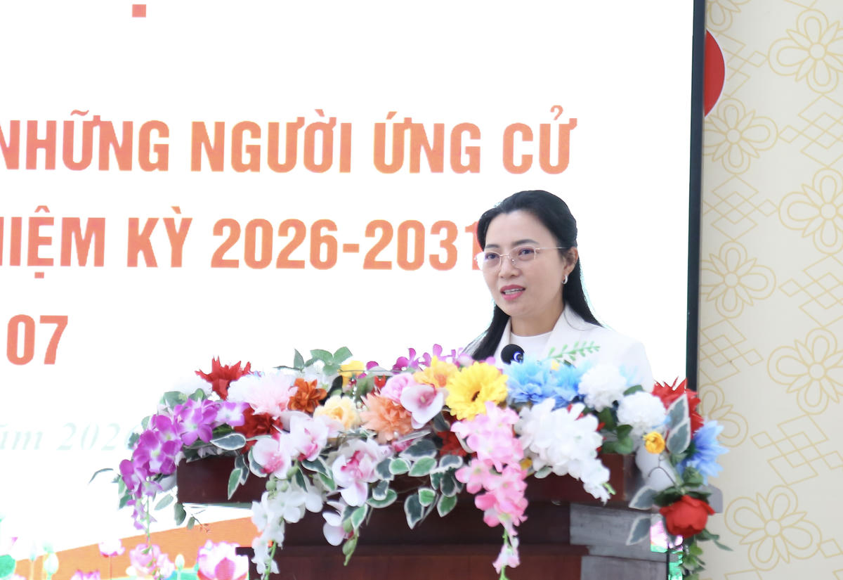 Ứng cử viên Huỳnh Kim Minh Tâm phát biểu trước cử tri. (ảnh: Thanh Tiến)