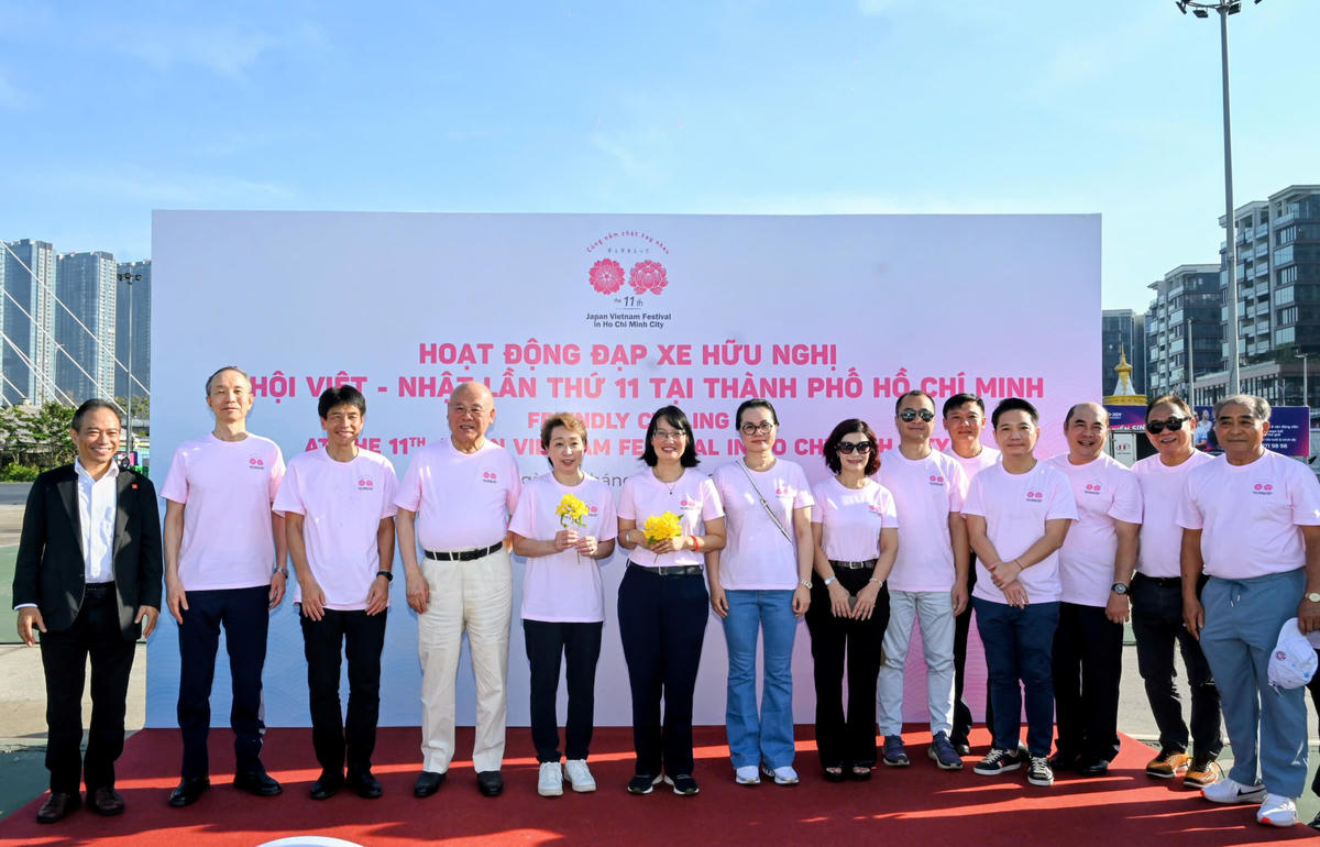 Đại biểu hai nước chụp ảnh lưu niệm. Ảnh: Hồng Phúc.