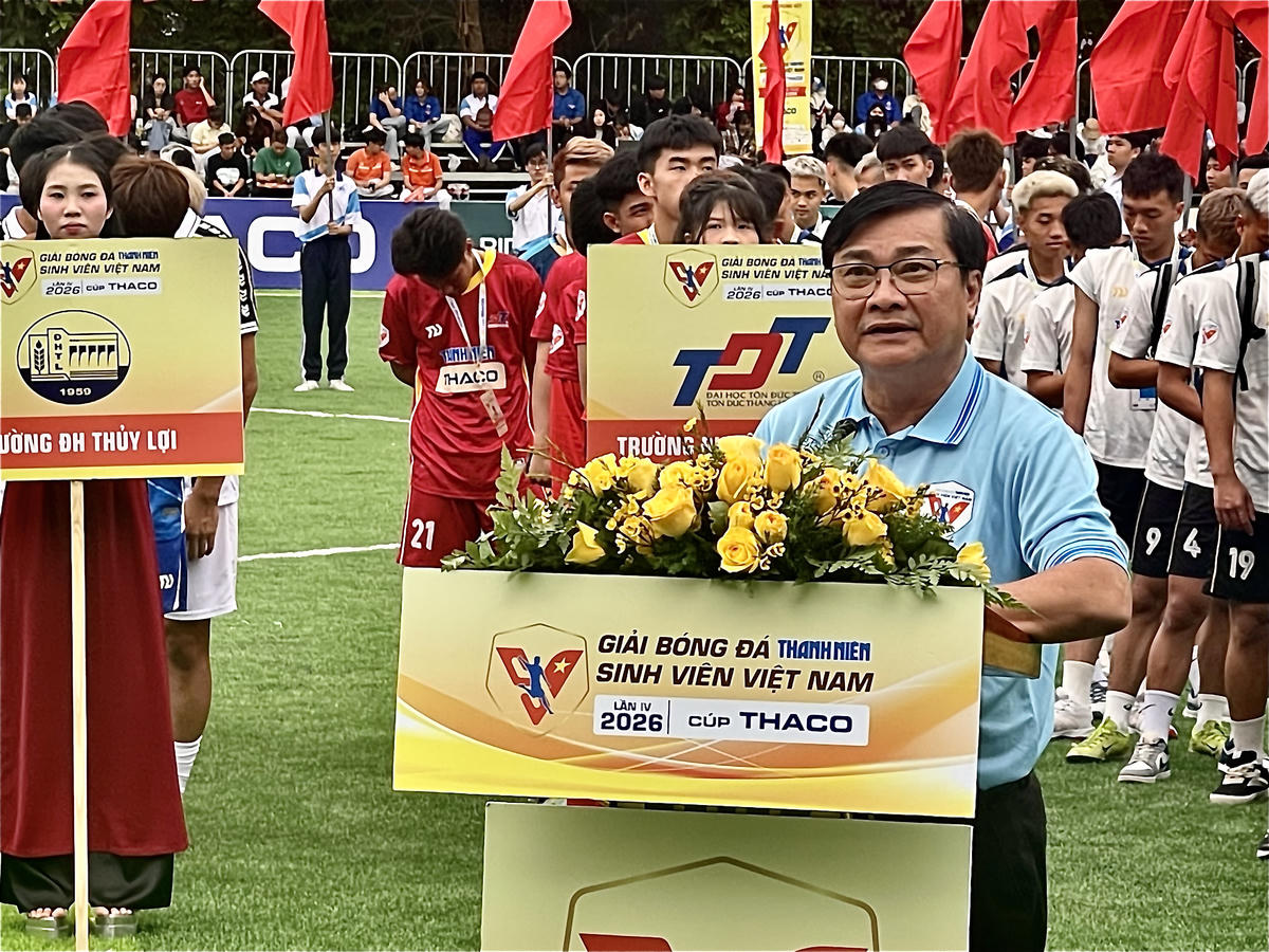 Nhà báo Nguyễn Ngọc Toàn – Trưởng BTC Giải đang phát biểu khai mạc giải bóng đá sinh viên lần thư 4 năm 2026 (ảnh Thùy Trang)