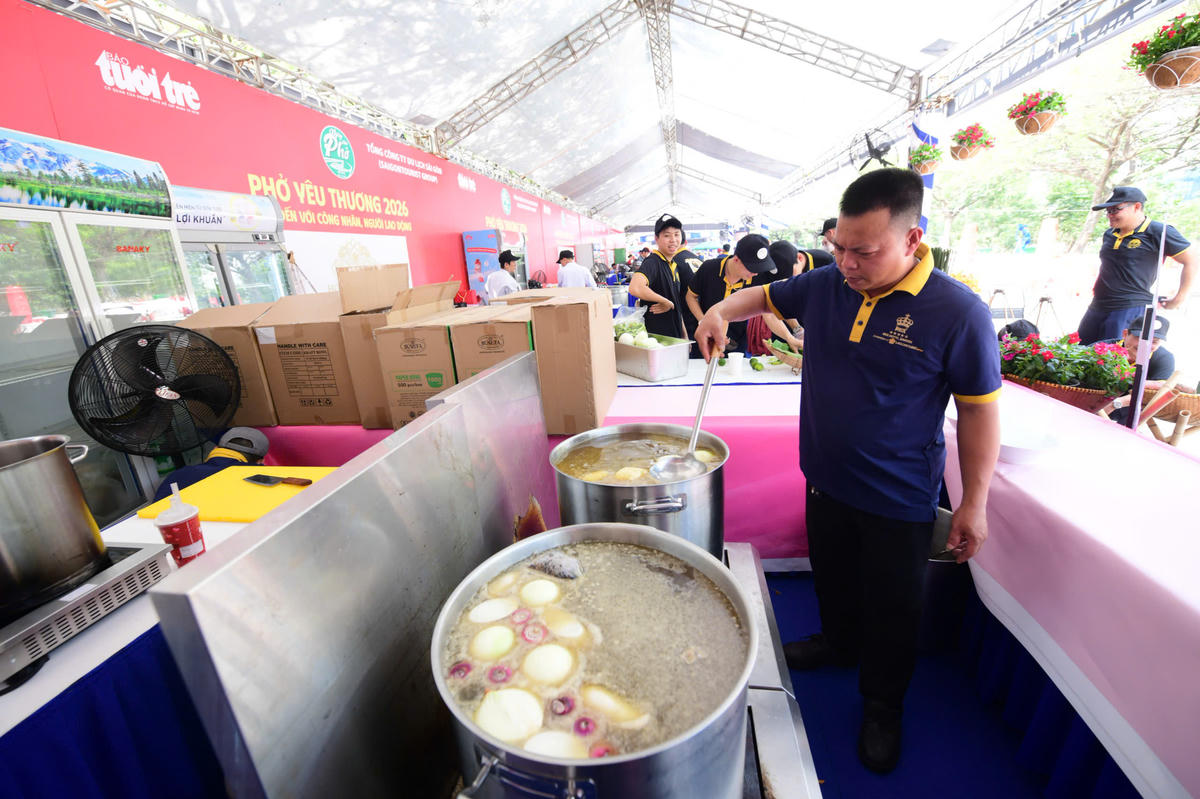 Tại sự kiện, những đầu bếp của các thương hiệu phở hàng đầu Việt Nam và các khách sạn cao cấp nấu và phục vụ người dân. Ảnh: H.L