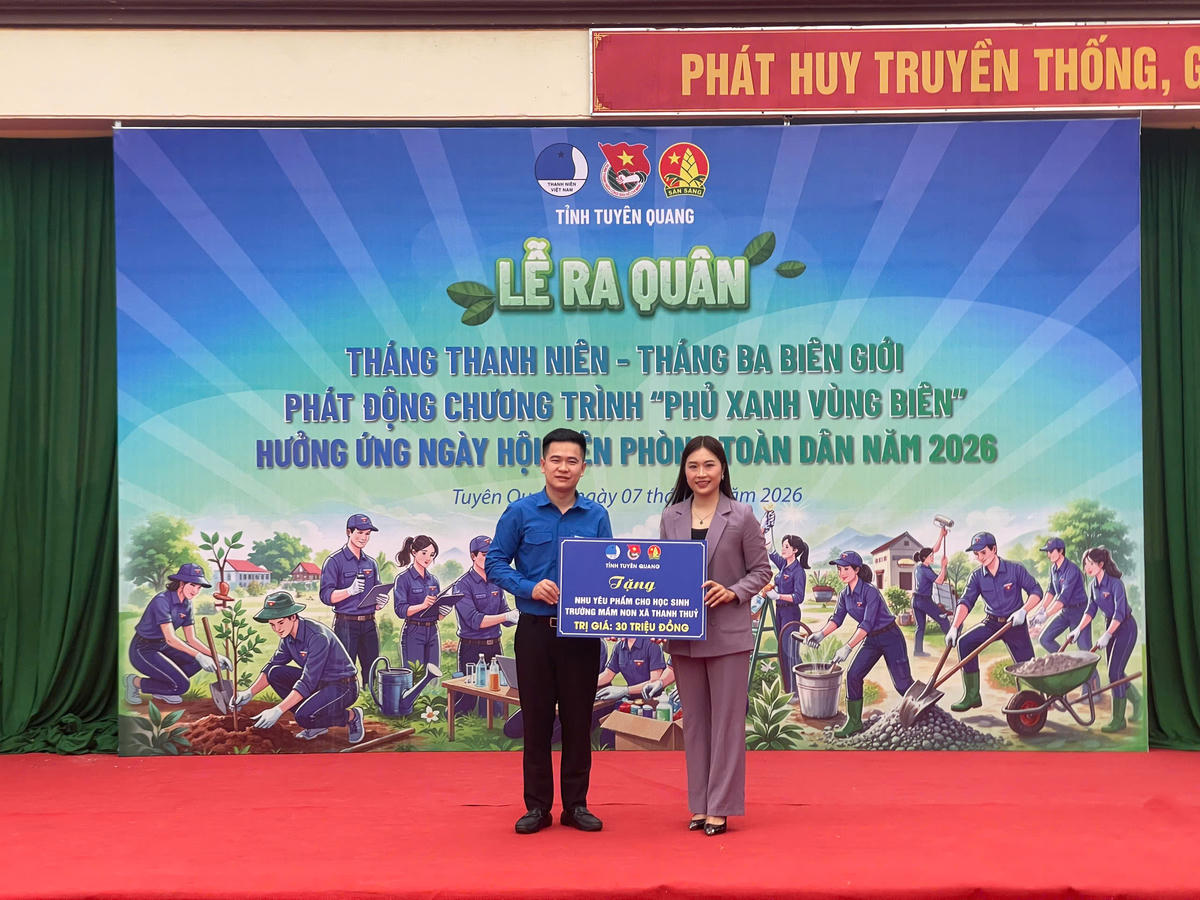 Tỉnh đoàn Tuyên Quang tặng nhu yếu phẩm cho Trường mầm non xã Thanh Thủy.