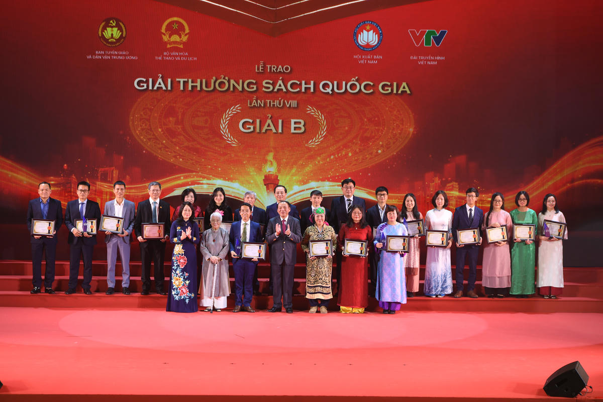 Bộ trưởng Bộ VHTTDL Nguyễn Văn Hùng; Ủy viên Trung ương Đảng, Thứ trưởng Thường trực Bộ VHTTDL Lâm Thị Phương Thanh, trao Giải B cho các tác giả, dịch giả, nhà xuất bản, đơn vị liên kết. 
