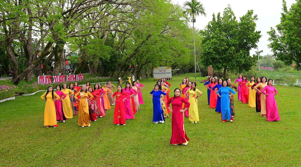 Phụ nữ Hương Trà trình diễn dân vũ chào mừng 8/3/2026. Ảnh: CV.