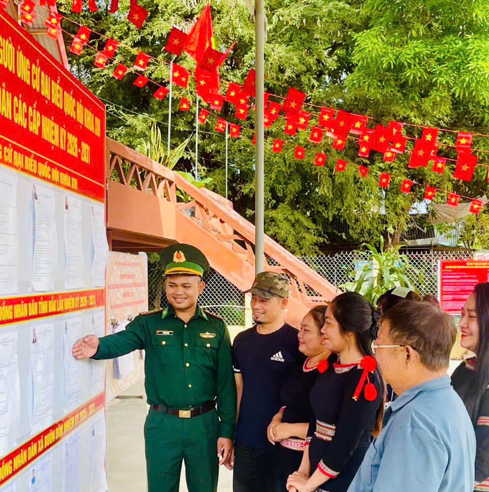 Đại úy Y Hán H’Wing, Đội trưởng Đội Vận động quần chúng Đồn Biên phòng Sê Rê Pốk hướng dẫn bà con thực hiện quyền và nghĩa vụ công dân. Ảnh: Thanh Nga.