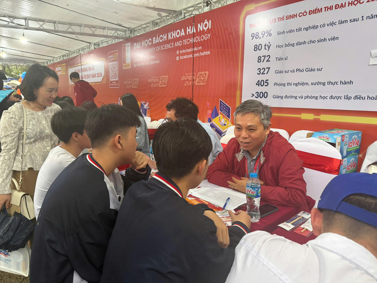 PGS.TS Lê Hiếu Học (áo đỏ) tư vấn tuyển sinh cho thí sinh.