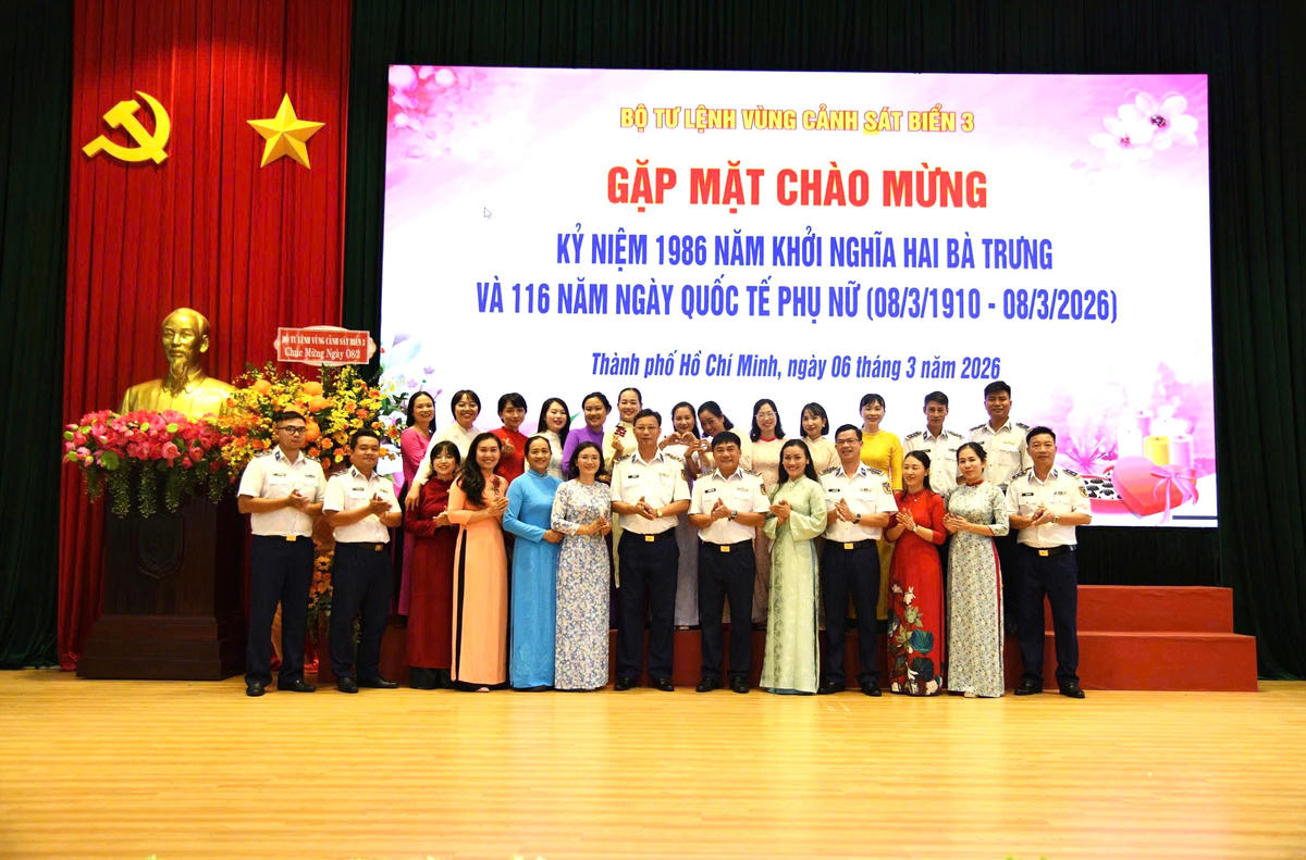 Đại biểu chụp ảnh cùng các nữ cảnh sát biển. Ảnh: Đức Định.