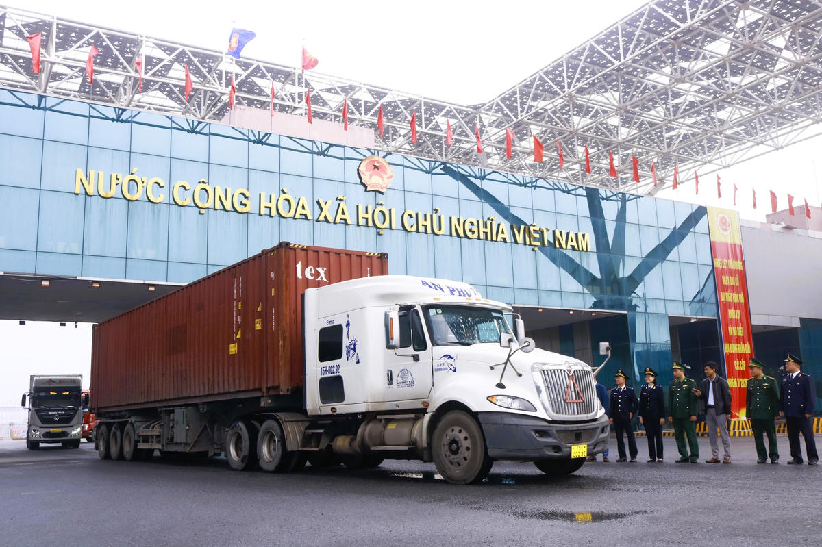 Các phương tiện thông quan qua khu vực cầu Bắc Luân II trong sáng ngày đầu tiên triển khai thí điểm (7/3).