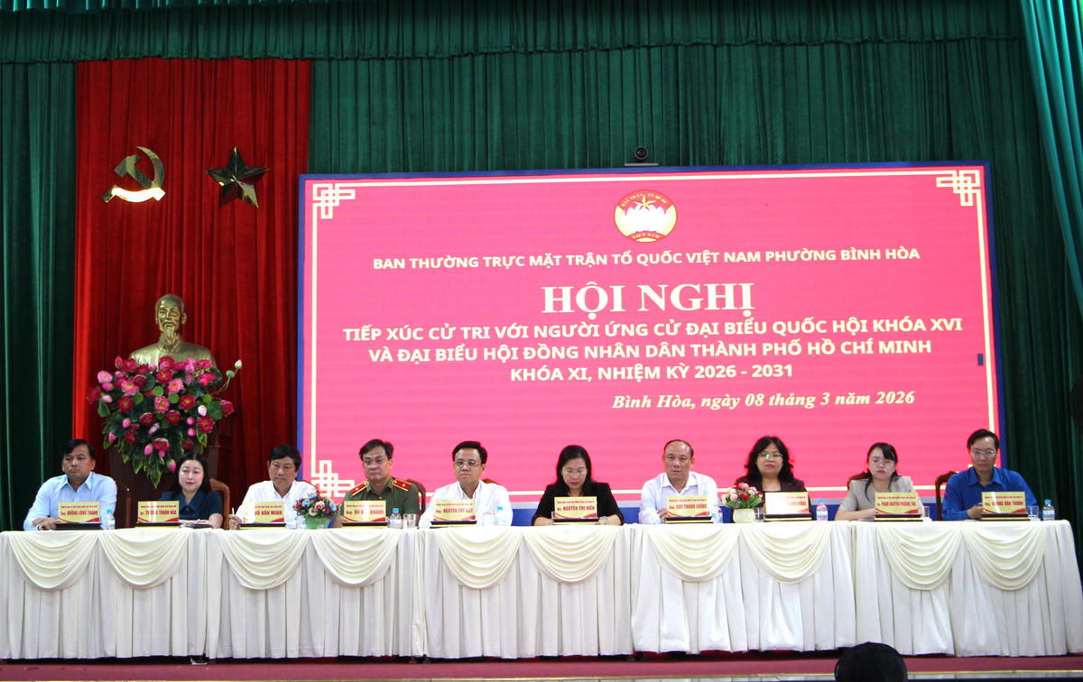 Các ứng cử viên tại hội nghị tiếp xúc cử tri. Ảnh: Q.Đ.