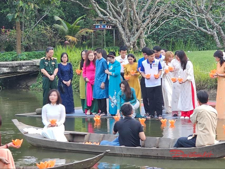 Hoạt động thả hoa đăng tưởng niệm 65 năm thảm hoạ chất độc da cam tại Việt Nam. Ảnh: Hồng Phúc.