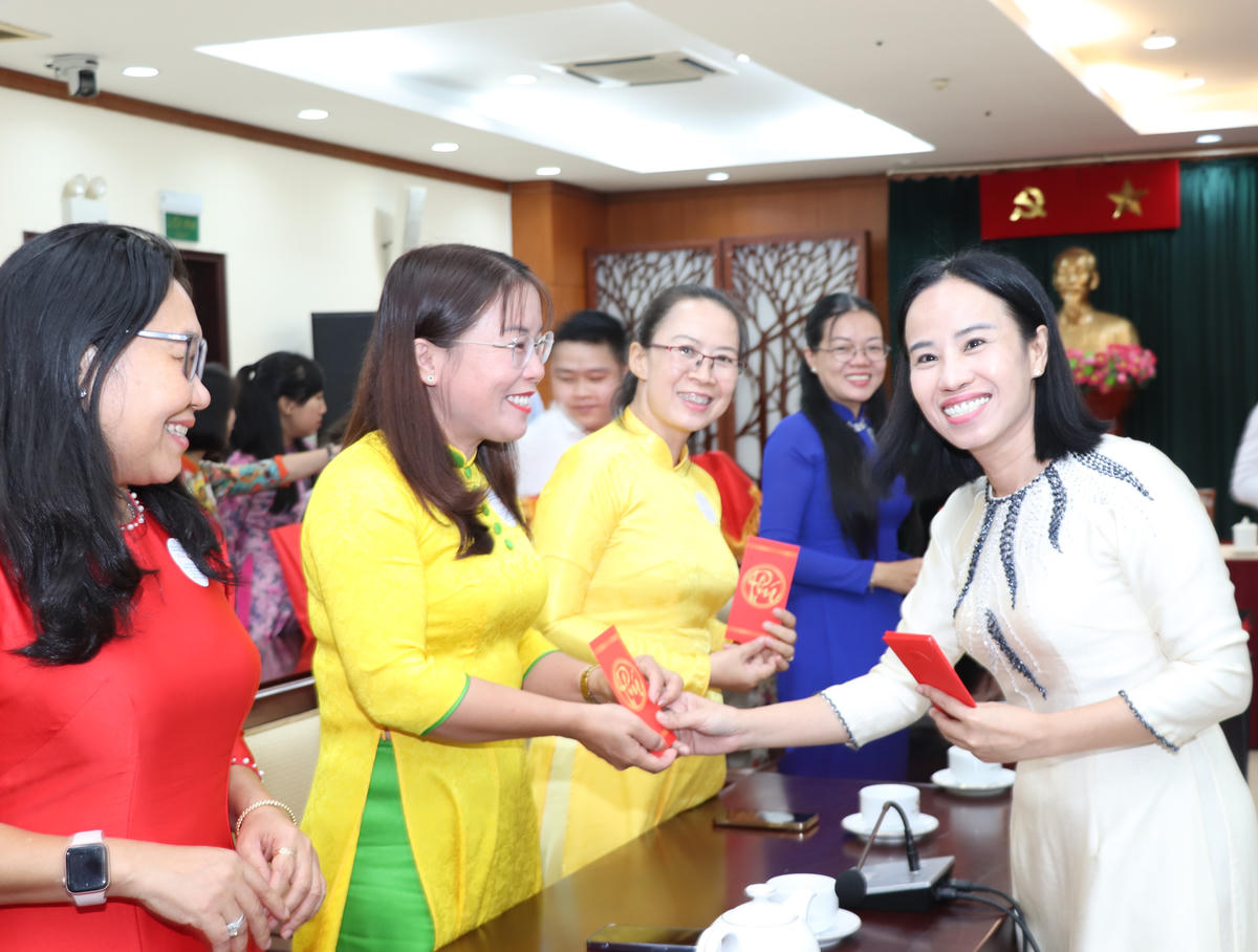 Bà Võ Ngọc Thanh Trúc, Chủ tịch Hội Liên hiệp Phụ nữ TP Hồ Chí Minh tặng quà cho đại biểu phụ nữ tại buổi họp mặt kỷ niệm. Ảnh: Anh Hoàng.